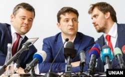 From left to right: Ukrainian presidential office head Andriy Bohdan, Ukrainian President Volodymyr Zelenskiy, and deputy presidential office head Oleksiy Honcharuk. (file photo)