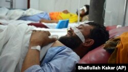 د لغمان په روغتون کې د طالبانو او افغان ځواکونو ترمنځ په نښتو کې د ژوبلو کسانو درملنه کېږي - د ۲۰۲۱ز د مې ۲۴مې انځور.