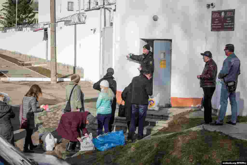 У першы дзень пасьля арыштаў і судоў каля турмы на Акрэсьціна заўсёдныя чэргі. 