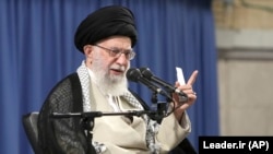 د ایران لوی مذهبي مشر ایت‌ الله علي خامنايي.