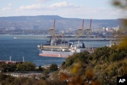 Російський нафтовий танкер, пришвартований на перевалочній нафтобазі «Шесхаріс» в порту Новоросійська на Чорному морі. Жовтень 2022 року