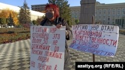 Жительница Уральска Сандугаш Мукамбетжанова проводит одиночный пикет в центре города. 16 октября 2021 года