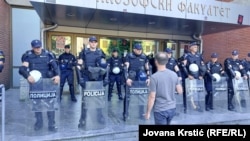 Pripadnici policije ispred zgrade Filozofskog fakulteta u Novom Sadu, dan nakon što je dekan Milivoj Alanović izbacio studente koji su blokirali taj fakultet, 27. avgust 2025. 