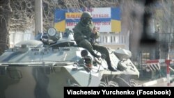 Російські військові без розпізнавальних знаків блокують українських морпіхів у Керчі. Крим, 13 березня 2014 року