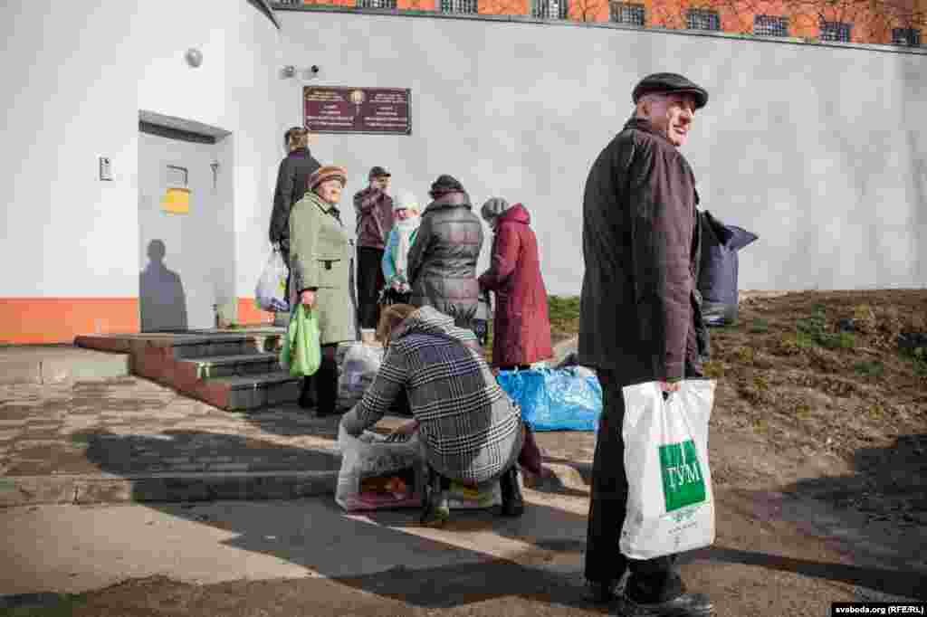 Бацькі, сваякі і сябры прыязджаюць зь Менску і іншых гарадоў Беларусі, каб даведацца пра лёс сваіх блізкіх і перадаць неабходныя рэчы. 