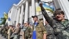 Украина -- Майдандагы элдик кошуунчулар парламент имаратынын алдында ураан чакырып турушат. Киев, 1-июль, 2014.