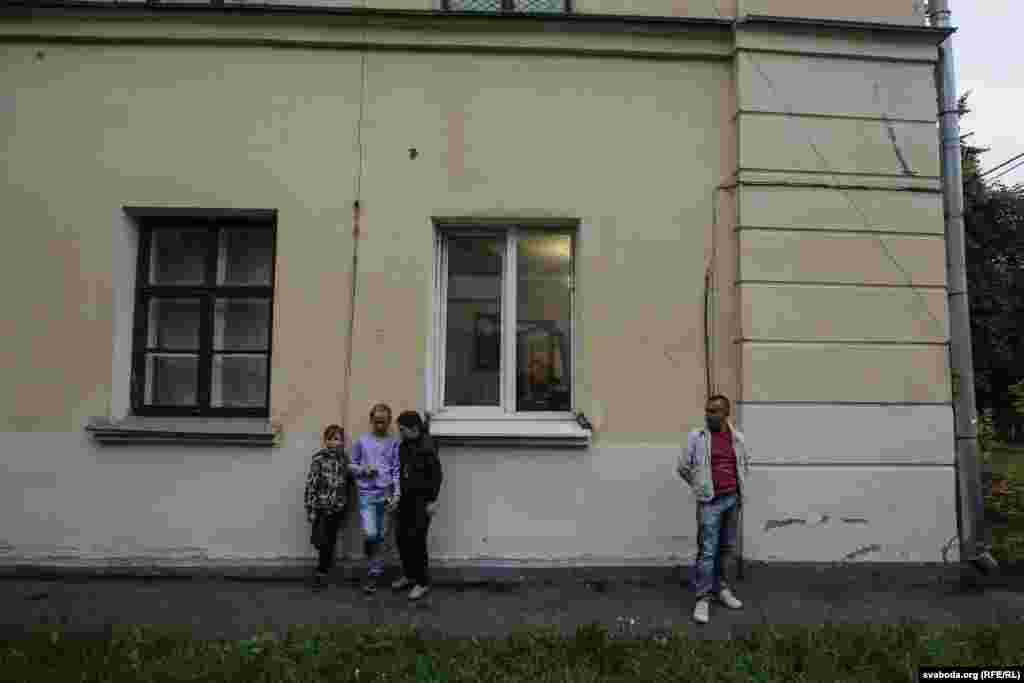 «Я паезьдзіў па сьвеце, нідзе ня бачыў, каб у цэнтры гораду захавалася такая атмасфэрная забудова, зялёная, якую любяць жыхары гораду і ня толькі тыя, хто тут жыве, — кажа малады чалавек Георгі, які нарадзіўся і жыве ў Асмалоўцы. На сход ён прыйшоў з сабакам Верай. — Гэтае рашэньне нечалавечае. Яго прыняла сыстэма. І гэта сыстэмная памылка, якую людзі могуць выправіць, калі дамовяцца і пабачаць сэнс у захаваньні гісторыі нашага маленькага раёнчыку».
