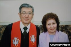 Пастор церкви «Благодать» Бахтжан Кашкумбаев с женой Альфией. Фото из семейного альбома.