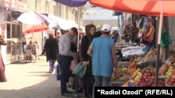 Яке аз бозорҳои Душанбе. Акс аз бойгонӣ