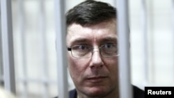 Коли Янукович сидітиме «за своє «Межигір’я» та інші розкрадання», лише тоді термін розшукових заходів щодо отруєння завершиться – Луценко