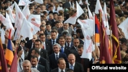 Armenia -- President Serzh Sarkisian (C) campaigns in Yerevan's Ajapnyak district, 3May2012.