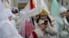 Жаңы жыл майрамында Аяз кыздын ролун аткарган кыздар