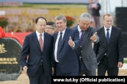 Даніяр Усенаў (Урыцкі?) трэці зьлева. На мерапрыемстве па запуску будаўніцтва комплексу заводаў ЗАТ «Беларуская нацыянальная біятэхналягічная карпарацыя» 27 ліпеня. Фота: Tut.by.
