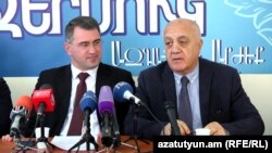 «Օհանյան - Րաֆֆի - Օսկանյան» դաշինքի ներկայացուցիչներ Արմեն Մարտիրոսյանը (ձ) և Ստեփան Մարգարյանը:
