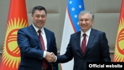 Presidents Sadyr Japarov (left) of Kyrgyzstan and Shavkat Mirziyoev of Uzbekistan agreed at a meeting in Tashkent recently to resolve the vexing border issue.