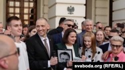 Syarhey Tsikhanouski and Svyatlana Tsikhanouskaya meet with Belarusians in Warsaw on June 26, days after Tsikhanouski's release from a prison in Belarus.