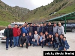 Фото, на котором запечатлены руководящие сотрудники ГТС, бизнесмены и другие, было снято 3 мая 2017 года на одной из дач в Алайском районе. Райымбек Матраимов – седьмой слева среди тех, кто стоит. В этом же ряду второй справа – Канатбек Маматов, а через одного после него стоит Запарбек (Зафар) Айдаров. В нижнем ряду третий справа – Таалайбек Рысалиев (Моби).