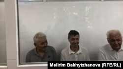 Падсудныя Жанат Казакбай, Айдар Мубаракаў і Фазылжан Сыдыкаў на судовай лаве. Алматы, 26 жніўня 2025 