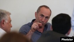 Armenia -- Former President Robert Kocharian talks to his lawyers during a Court of Appeals hearing, Yerevan, June 14, 2019.