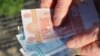 Salariul – sursa principală de venit pentru moldoveni. Cât câștigă și pe ce își cheltuie banii?