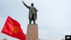 Oş şəhərinin mərkəzi meydanında Sovet İttifaqının qurucusu Vladimir Leninin abidəsi.