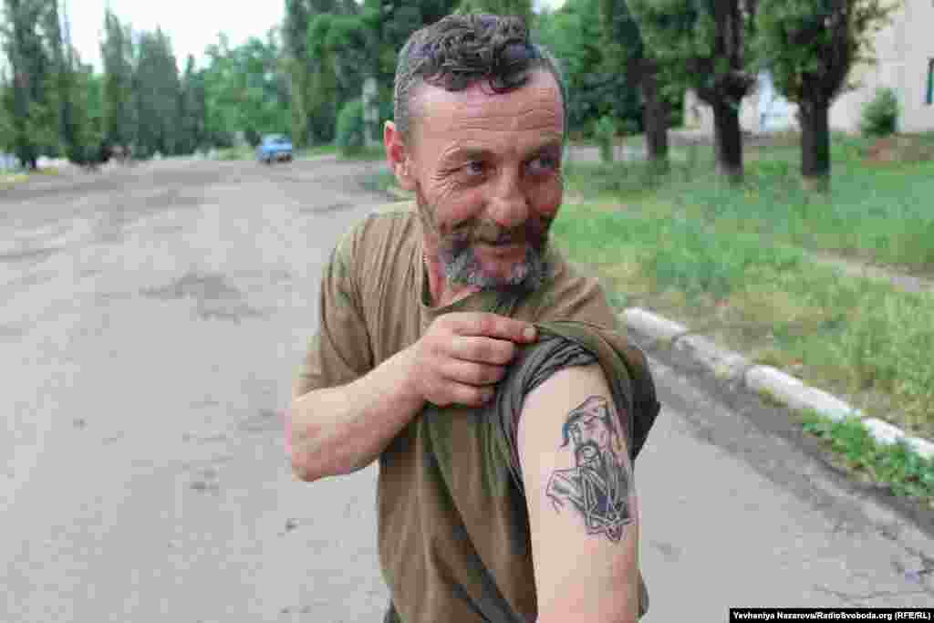 Боєць із позивним «Козак» демонструє своє татуювання