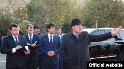 Тәжікстан президенті Эмомали Рахмон және оның ұлы Душанбе қаласының әкімі Рустам Рахмон. 2 желтоқсан 2017 жыл
