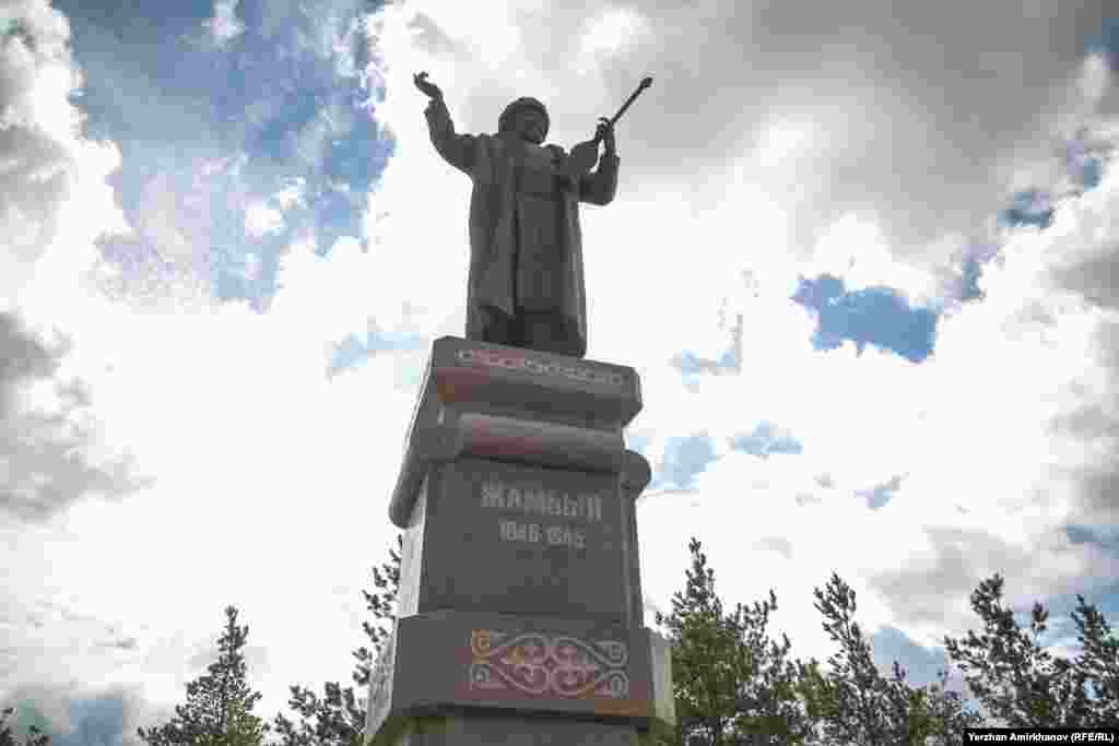 Памятник казахскому акыну Жамбылу Жабаеву, установленный на улице Ташенова, подарен Астане от Алматинской области. Скульптор памятника - Нурлан Далбаев, архитектор - Казбек Жарылгапов. 