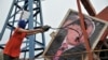 Участница группы Pussy Riot поливает нефтью портрет Игоря Сечина