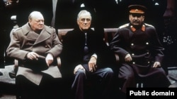 Під час роботи Ялтинської конференції союзників. Лівадія, 1945 рік. На знімку: прем'єр-міністр Великої Британії Вінстон Черчилль, президент США Франклін Рузвельт і маршал Радянського Союзу Йосип Сталін (зліва направо)