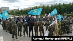 Тіркелмеген "Ел тірегі" партиясы белсенділері мен 1990-жылдары ауған-тәжік шекарасында әскери қызмет атқарған ардагерлер әділет және қорғаныс министрлерінің отставкасын талап етіп тұр. Нұр-Сұлтан, 25 маусым 2021 жыл.
