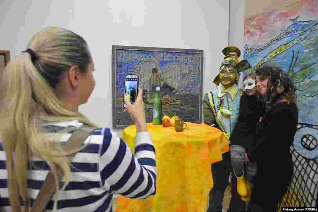 «Музейдегі түн» акциясы аясында архитектор, дизайнер әрі визажист Лариса Стародубцева «Сергей Калмыковтың қонағы болу» жобасын ұйымдастырды. Жобаға қатысушылар алматылық әйгілі суретшінің шығармаларындағыдай бейнелерге еніп, шараға келгендермен бірге суретке түсті.