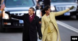 Barack Obama, împreună cu soția sa Michelle, după inaugurarea în funcția de președinte, 20 ianuarie 2009
