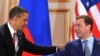 Президент США Барак Обама (ліворуч) зі своєїм російським колегою Дмитром Медведєвим на прес-конференції після підписання Договору про скорочення стратегічного ядерного озброєння. Прага, 8 квітня 2010 року