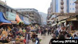 یکی از بازار های پر ازدحام کابل که دکان های فروش لوازم آرایشی و بهداشتی زنانه نیز در آن موقعیت دارد.