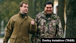 Dmitry Medvedev (solda) və Gurbanguly Berdimuhamedov - foto 2009-cu ildə çəkilib