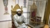 Намоде аз Амир Олимхон дар қасри Арки Бухоро. 
