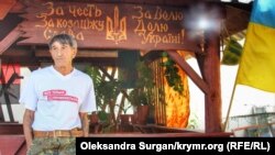 Олег Приходько у своєму дворі в Сакському районі, Крим