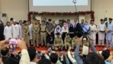 د لوړو مقامونو ګټونکي زده کوونکي د کواټ بورډ او تعلیم وزارت له چارواکو سره - د اګست ۳۰مې انځور.