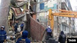 Обрушившийся в результате взрыва подъезд панельной многоэтажки. Поселок Шахан Карагандинской области, 2 января 2017 года.