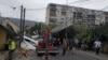 Во невремето во скопската Општина Ѓорче Петров, падна кров од дваесетметарска зграда, под чии остатоци се заробени две возила.