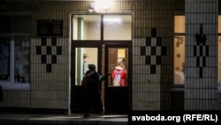 Вучні раніцай ідуць на заняткі ў 2-ю стаўпецкую школу