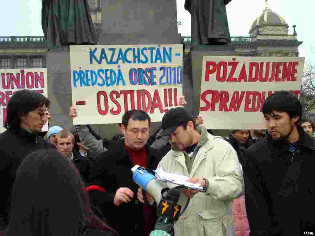Во время акции протеста казахские беженцы зачитали свои требования чешскому правительству - Беженцы в Чехии называют сами себя последователями общины «Чистой веры». Российский правозащитник, директор Программы мониторинга прав человека в Центральной Азии общества «Мемориал» в Москве Виталий Пономарев относит эту общину к салафитским общинам (от арабского “ас-салаф ас-салихун” – “праведные предки”).