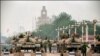 Кытай боштондук армиясынын танктары Тянанмен аянтына кеткен жолду кайтарып турушат. 6-июнь, 1989