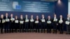 Європейські міністри закордонних справ тримають портрет української льотчиці Надії Савченко. Брюссель, 9 лютого 2015 року