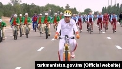 Gurbanguli Berdimuhamedov, tadašnji predsjednik Turkmenistana, vozi bicikl u Ašgabatu u junu 2018. godine, kao dio masovne vožnje koja je postavila Guinnessov svjetski rekord.