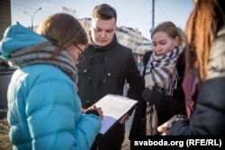 Юрась Лукашэвіч на Нямізе зьбірае подпісы супраць вучэньняў «Захад-2017»