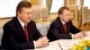 Тодішні президент України Віктор Янукович (ліворуч) і міністр юстиції України Олександр Лавринович під час зустрічі з головою Конституційного суду Росії Валерієм Зорькіним у Києві 23 квітня 2010 року (ілюстраційне фото) 