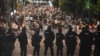 Припадници на жандармеријата чуваат улица за време на антивладин протест во близина на просториите на Српската напредна партија во Белград, Србија, на 14 август 2025 година