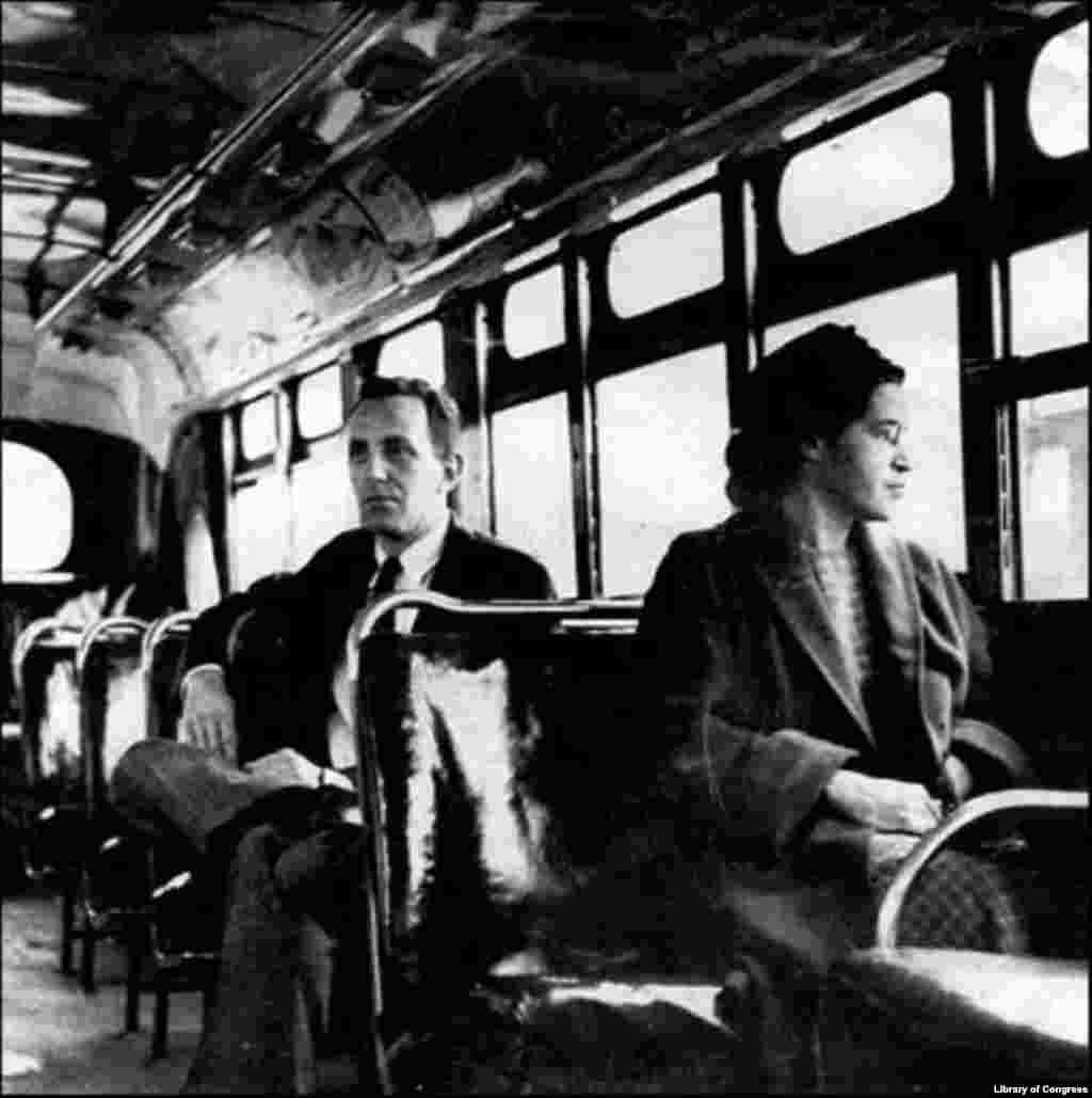 Роза Паркс в автобусе в Монтгомери с журналистом в 1956 году, после того, как Верховный Суд США принял решение, что сегрегация в городском транспорте является незаконной. Решение суда было принято под давлением активистов, бойкотирующих общественный транспорт.